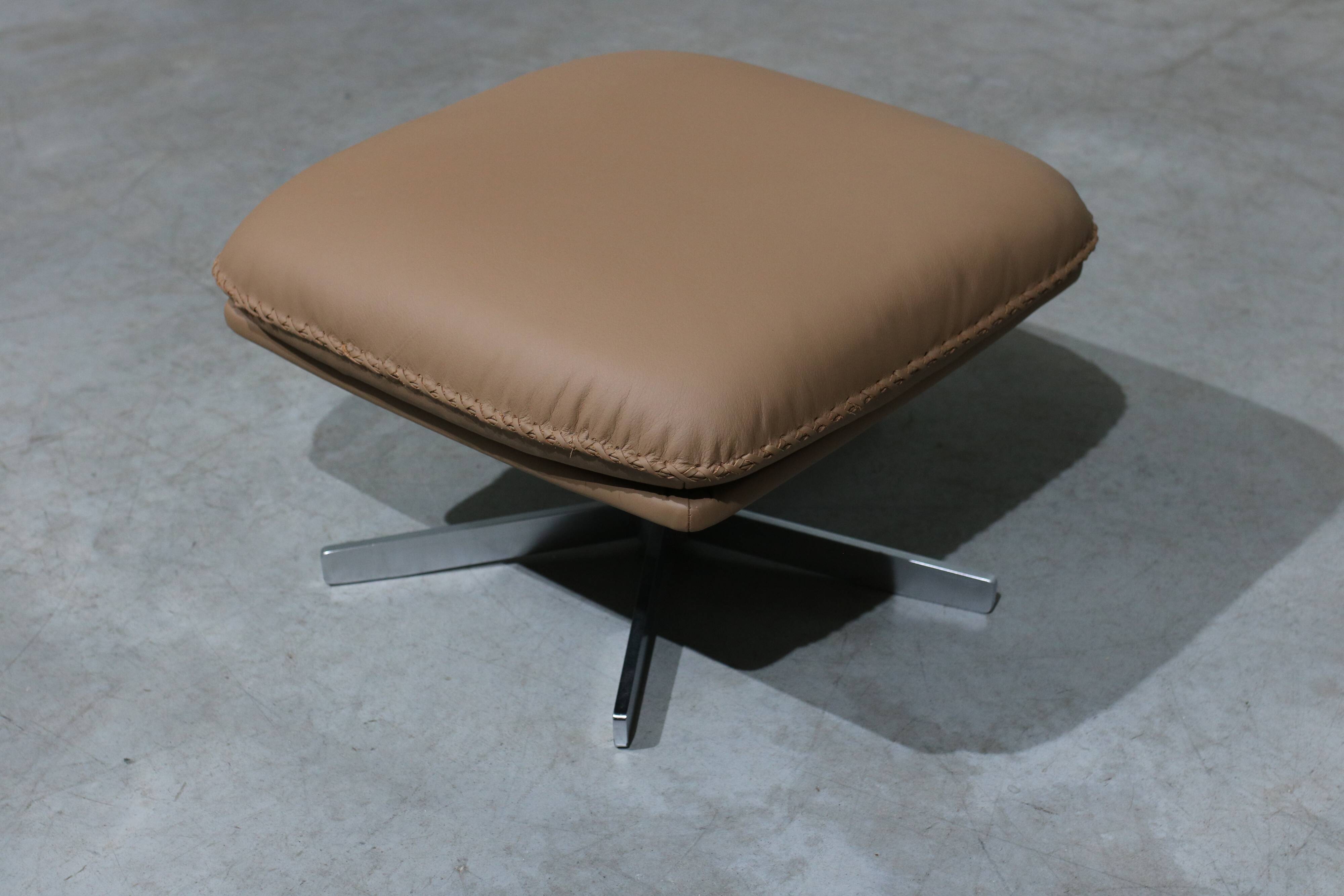 Fauteuil + repose-pieds en cuir de De Sede des années 70