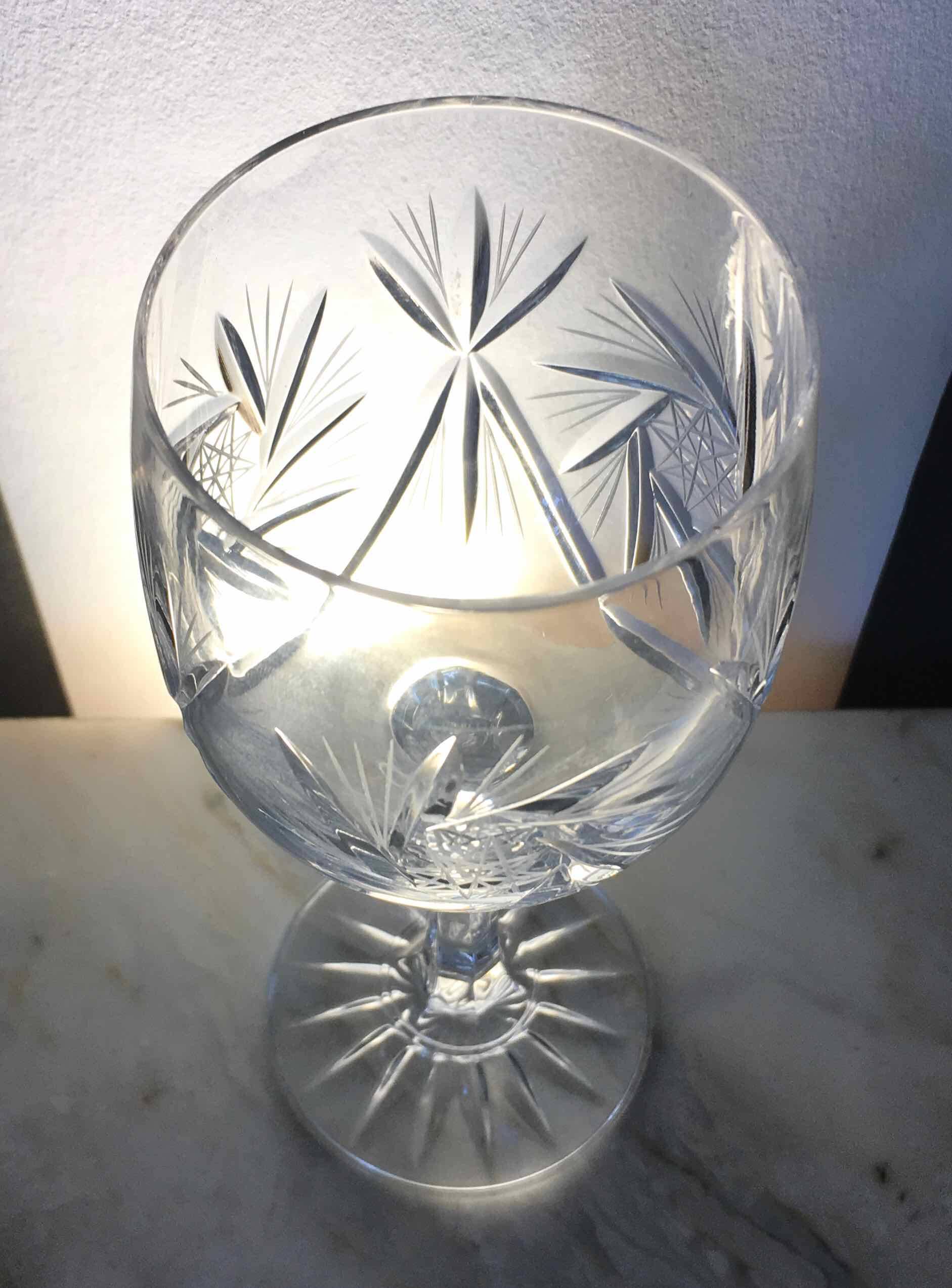 Set de 12 verres à vin en cristal taillé