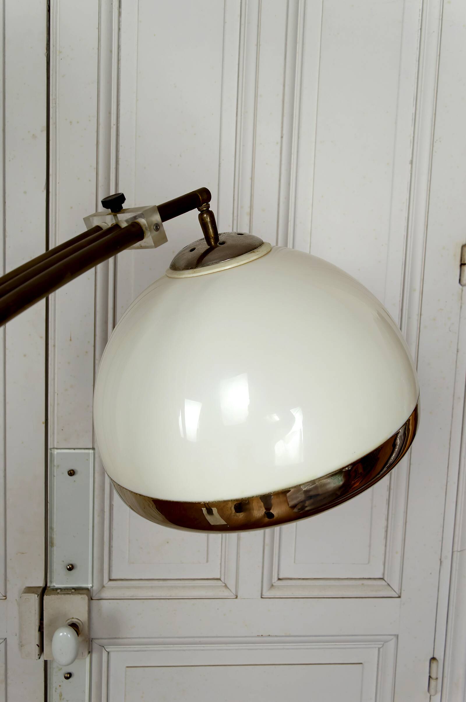 Important Lampadaire Arc Réglable, marbre, laiton, Italie, Circa 1970