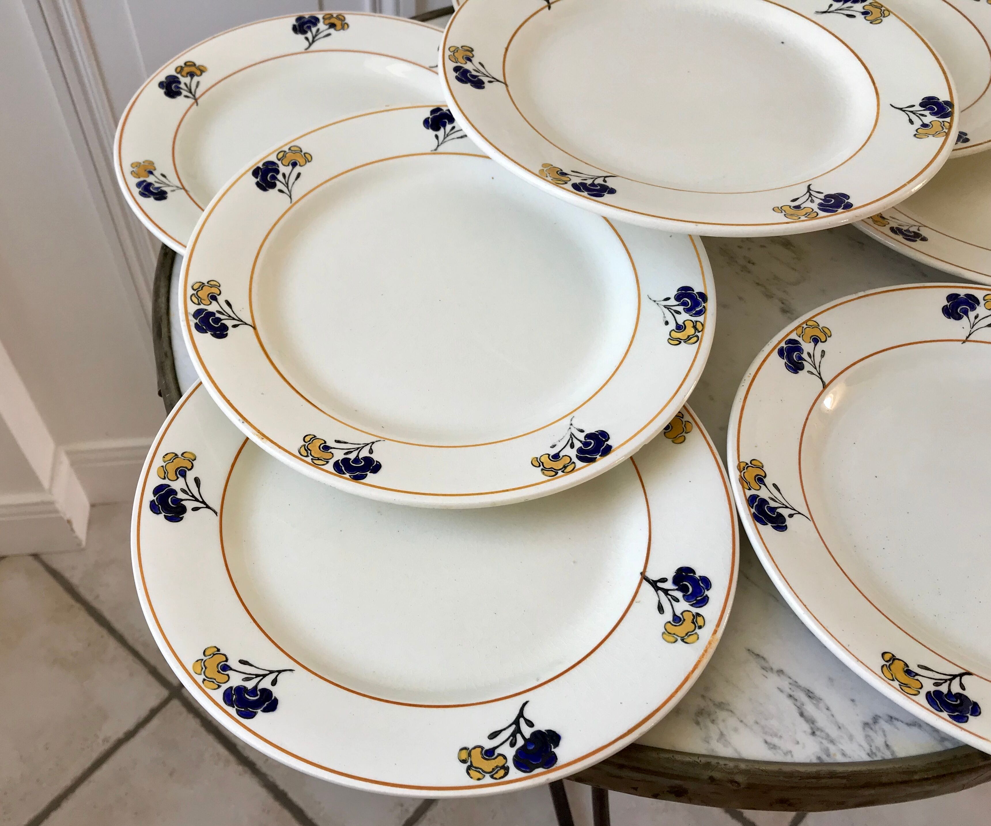 Lot de 7 assiettes plates Terre de Fer modèle "Romeo" début XXème
