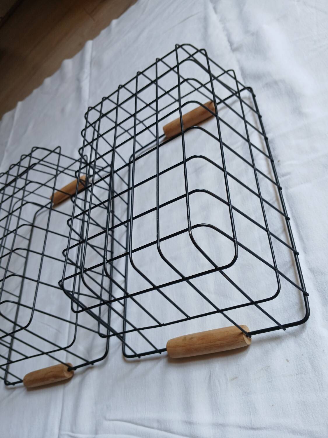2 metal baskets