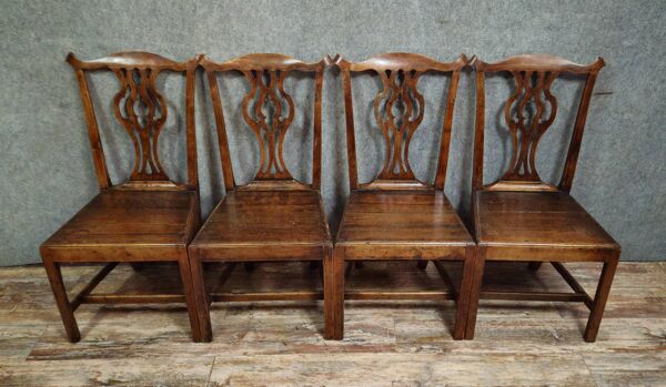 Série de 4 chaises anciennes en bois – style XVIIIe / Chippendale