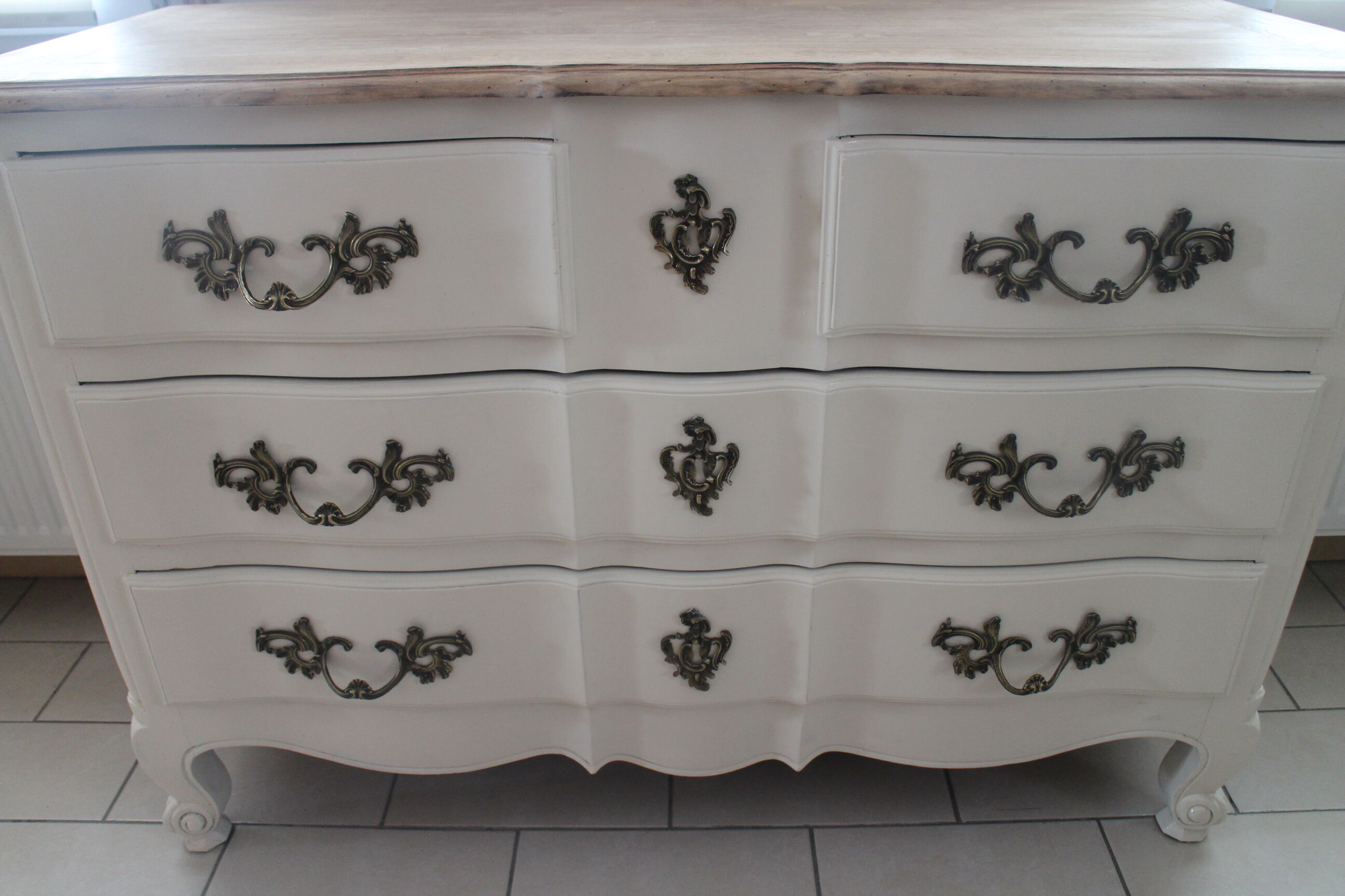 Chest of drawers crossbow