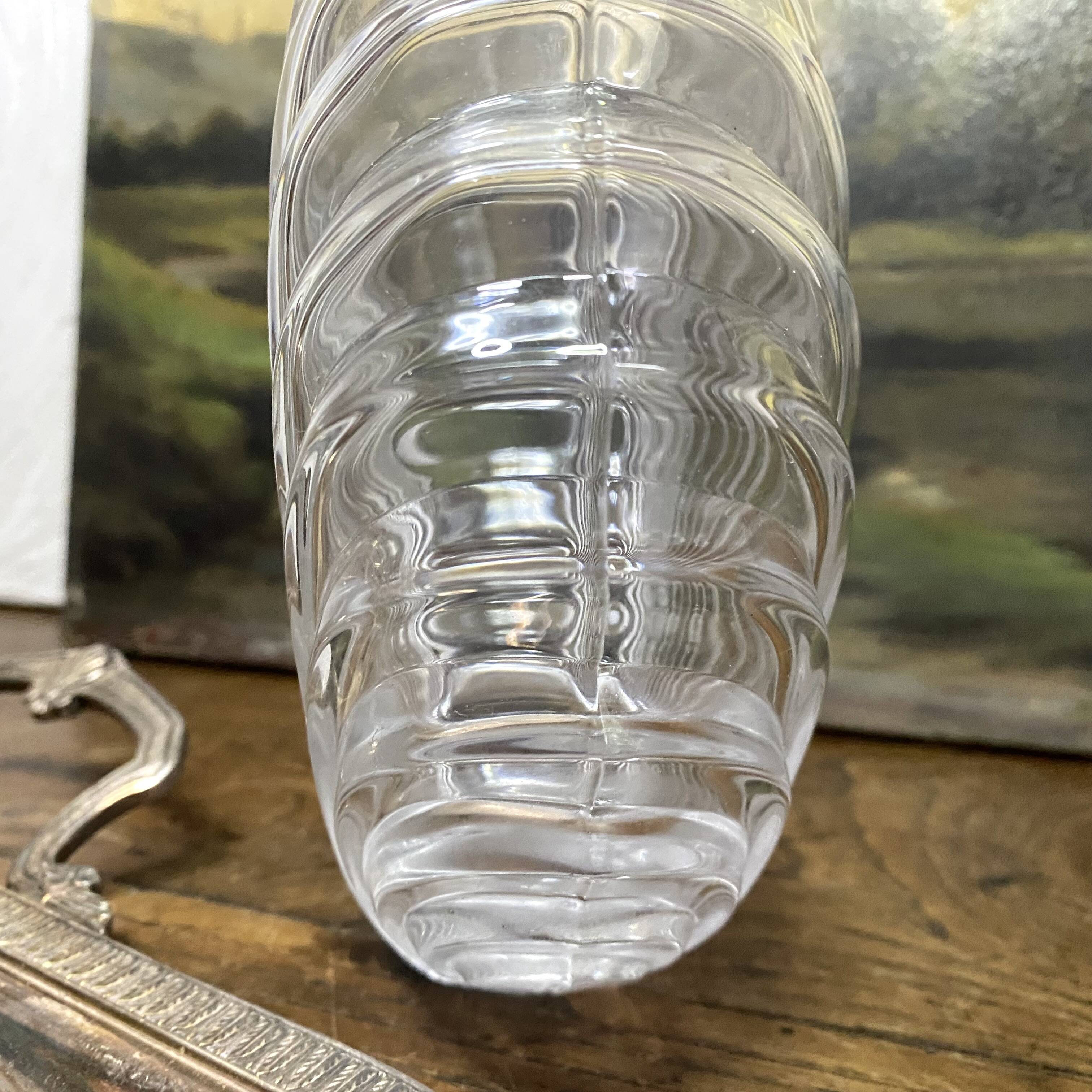 Shell-shaped carafe with a ball stopper