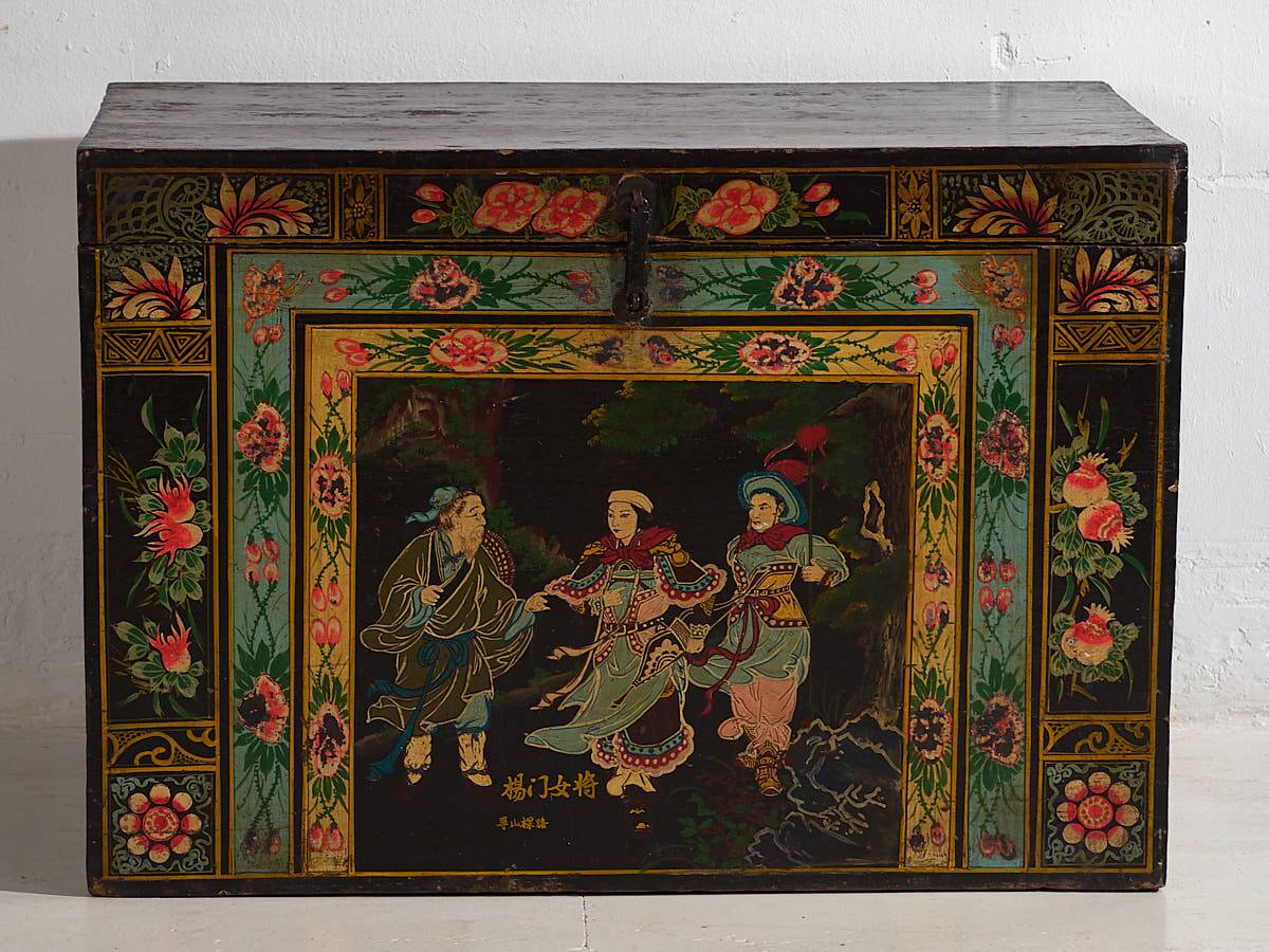 Antique oriental chest with painting of the warrior Yang Mulan (c.1900) #9