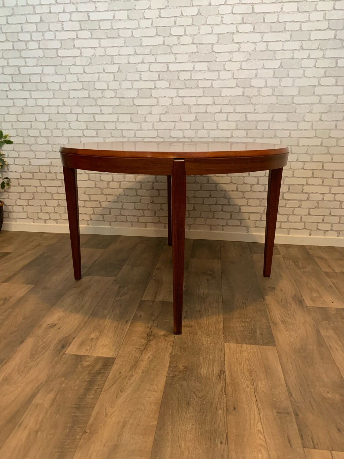 Extendable round table in rosewood 1960