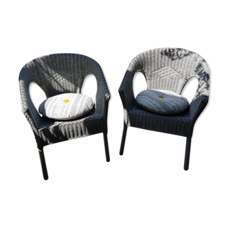Paire de chaises en rotin entièrement rénovées avec un style moderne