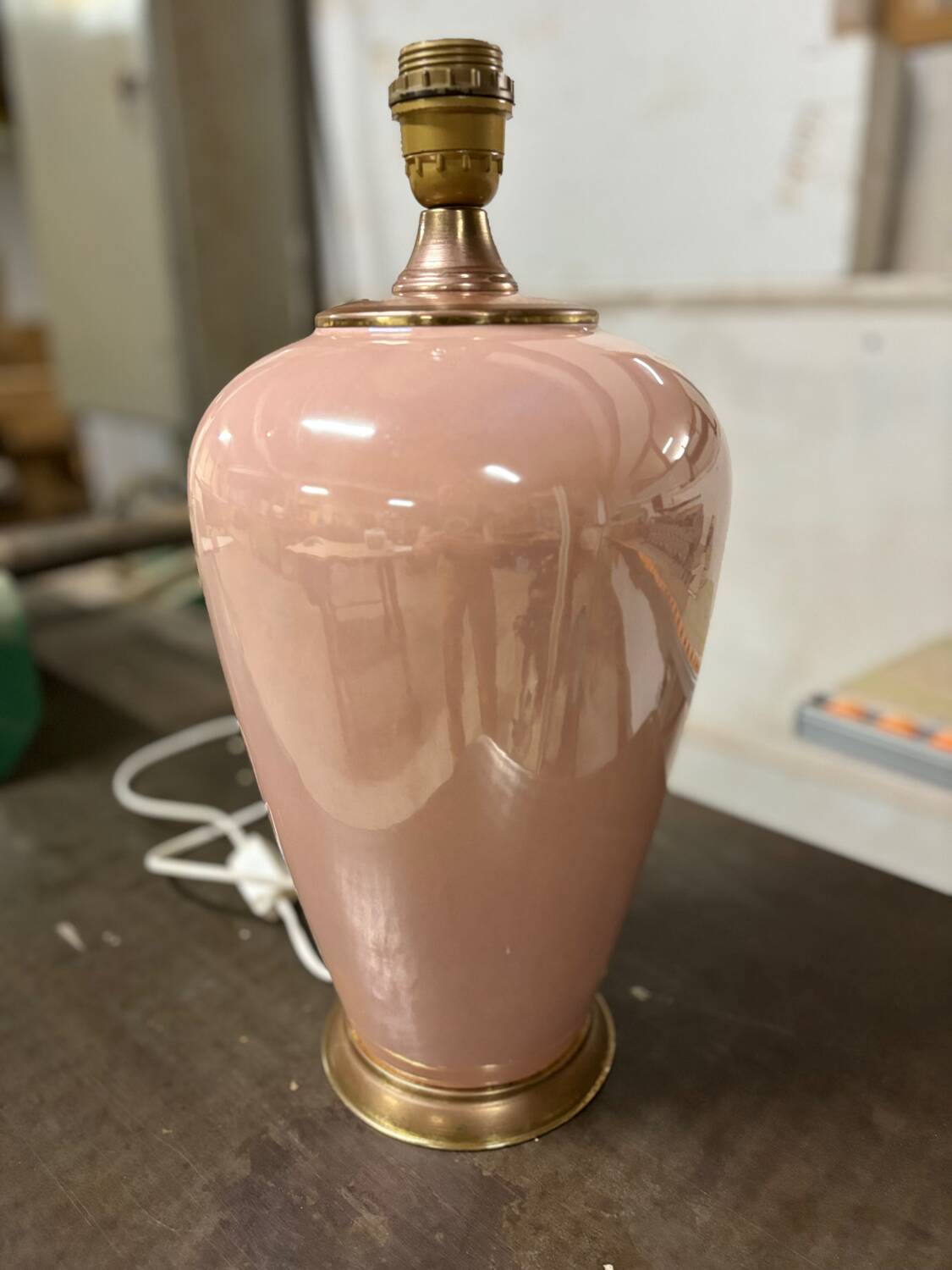 Enamelled ceramic lamp base