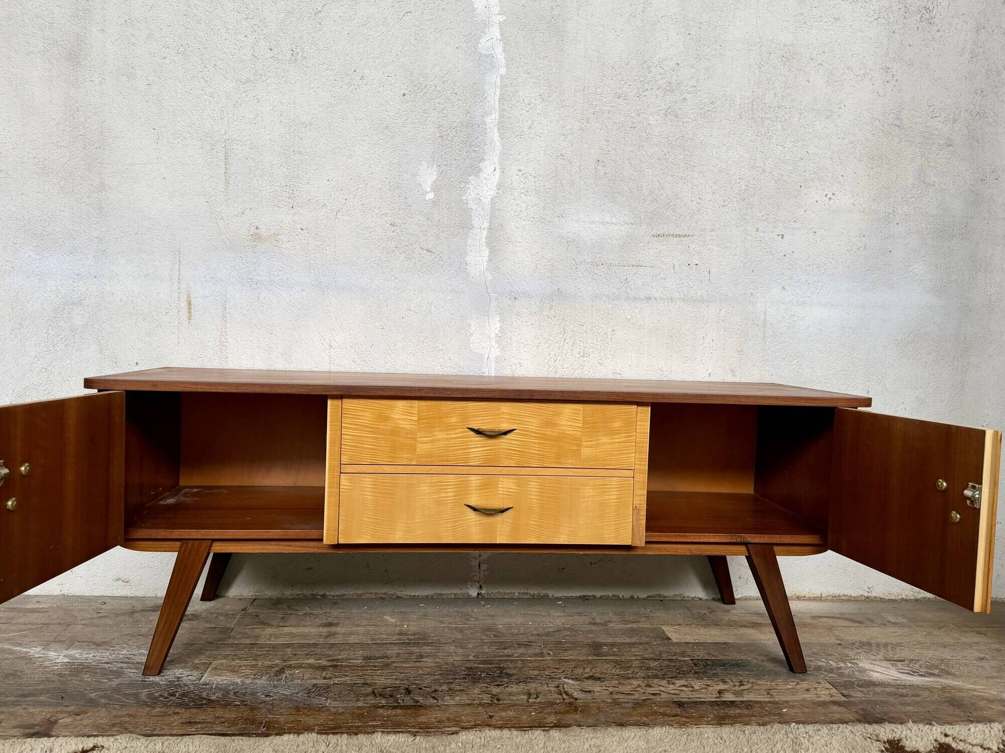 Enfilade vintage TV/Hi-Fi with tapered legs