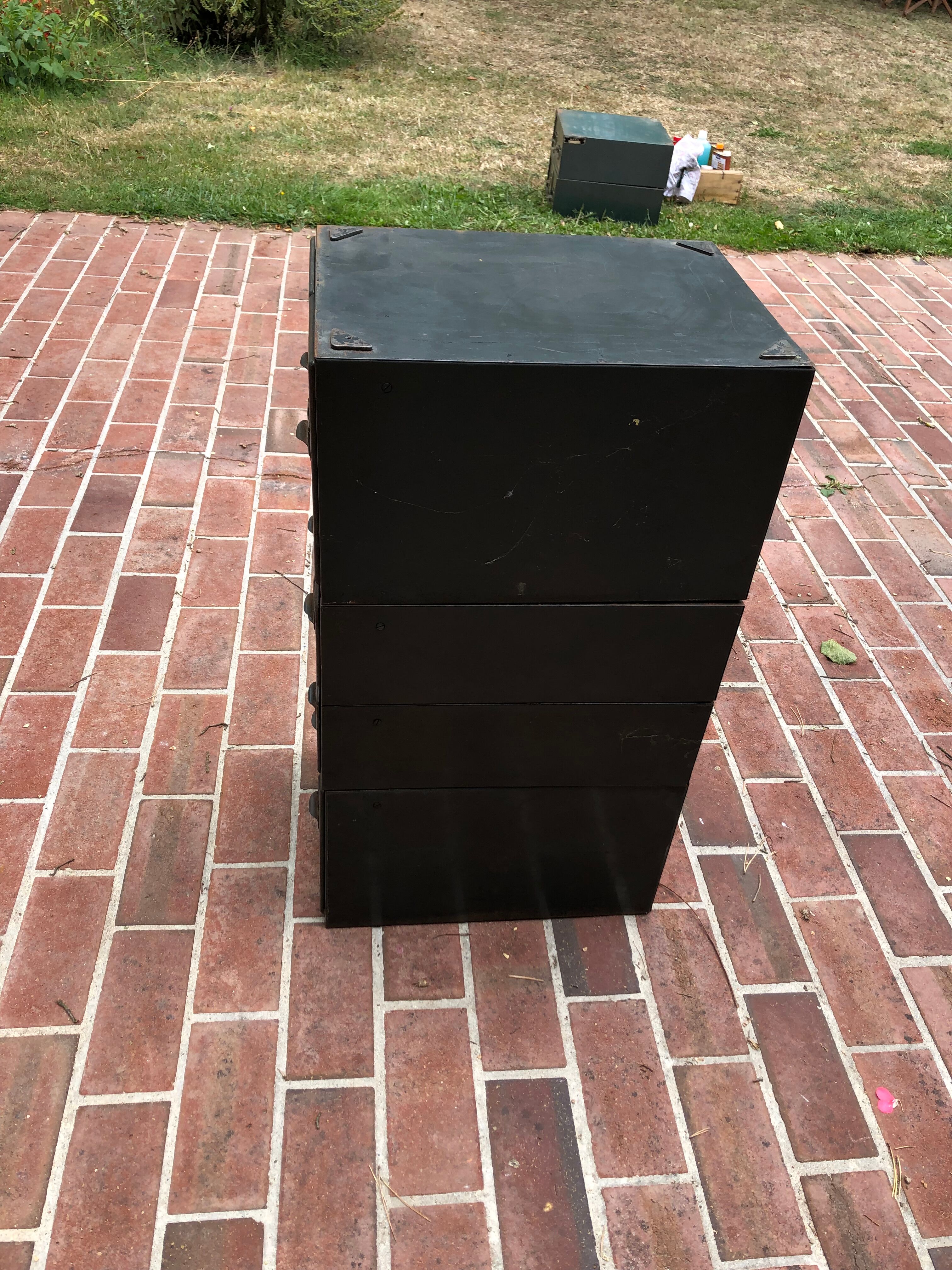 Metal drawer units