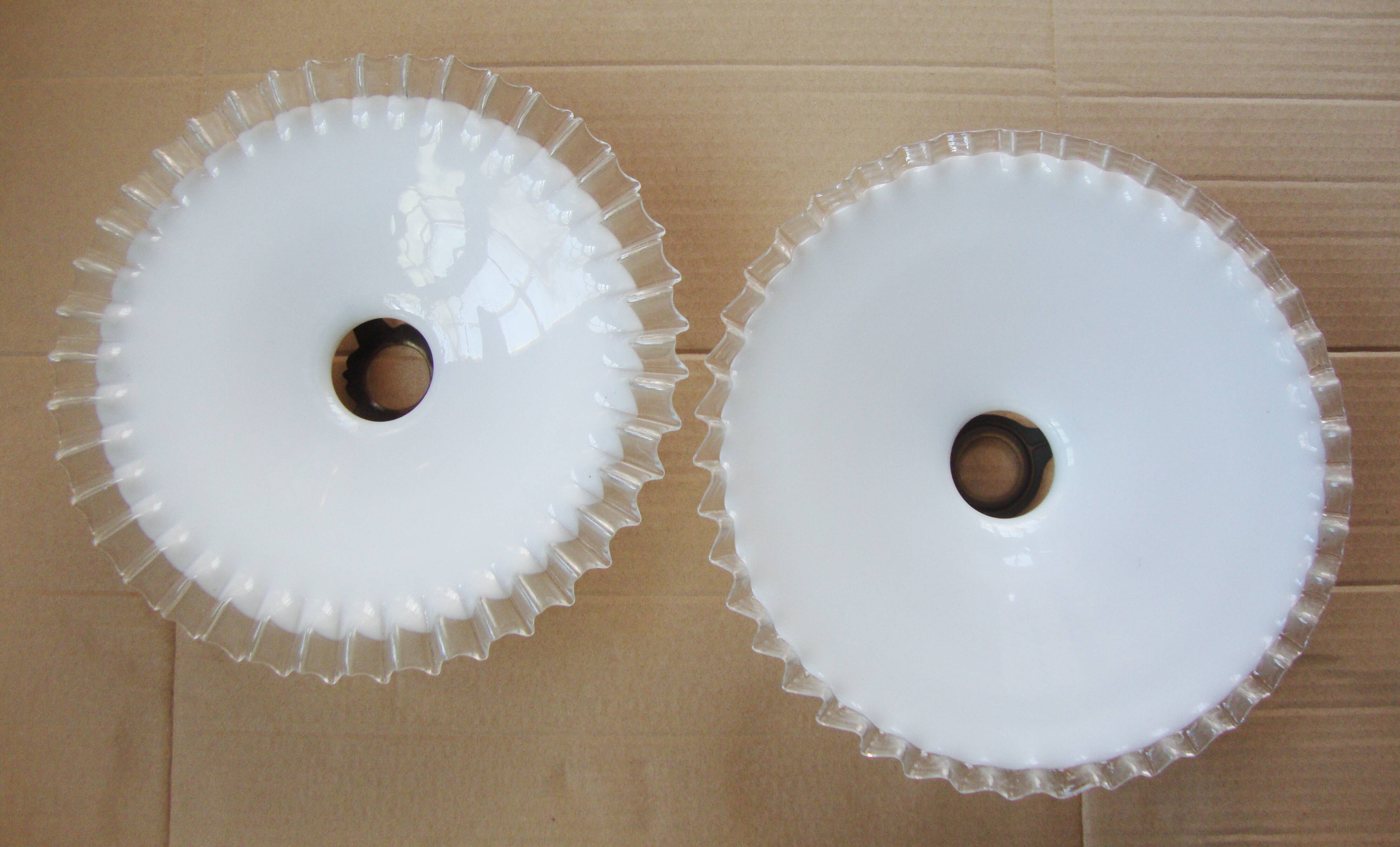 Lot de 2 abats jour vintage en opaline