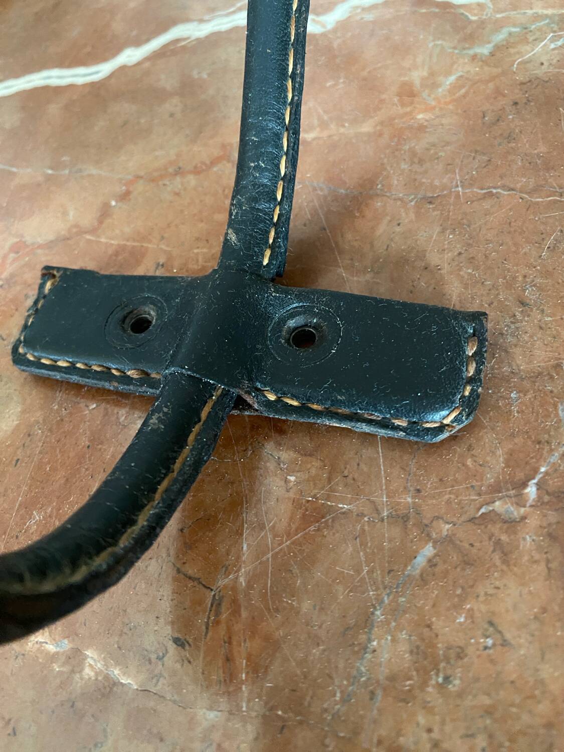 Paire de patères cuir et bronze mains