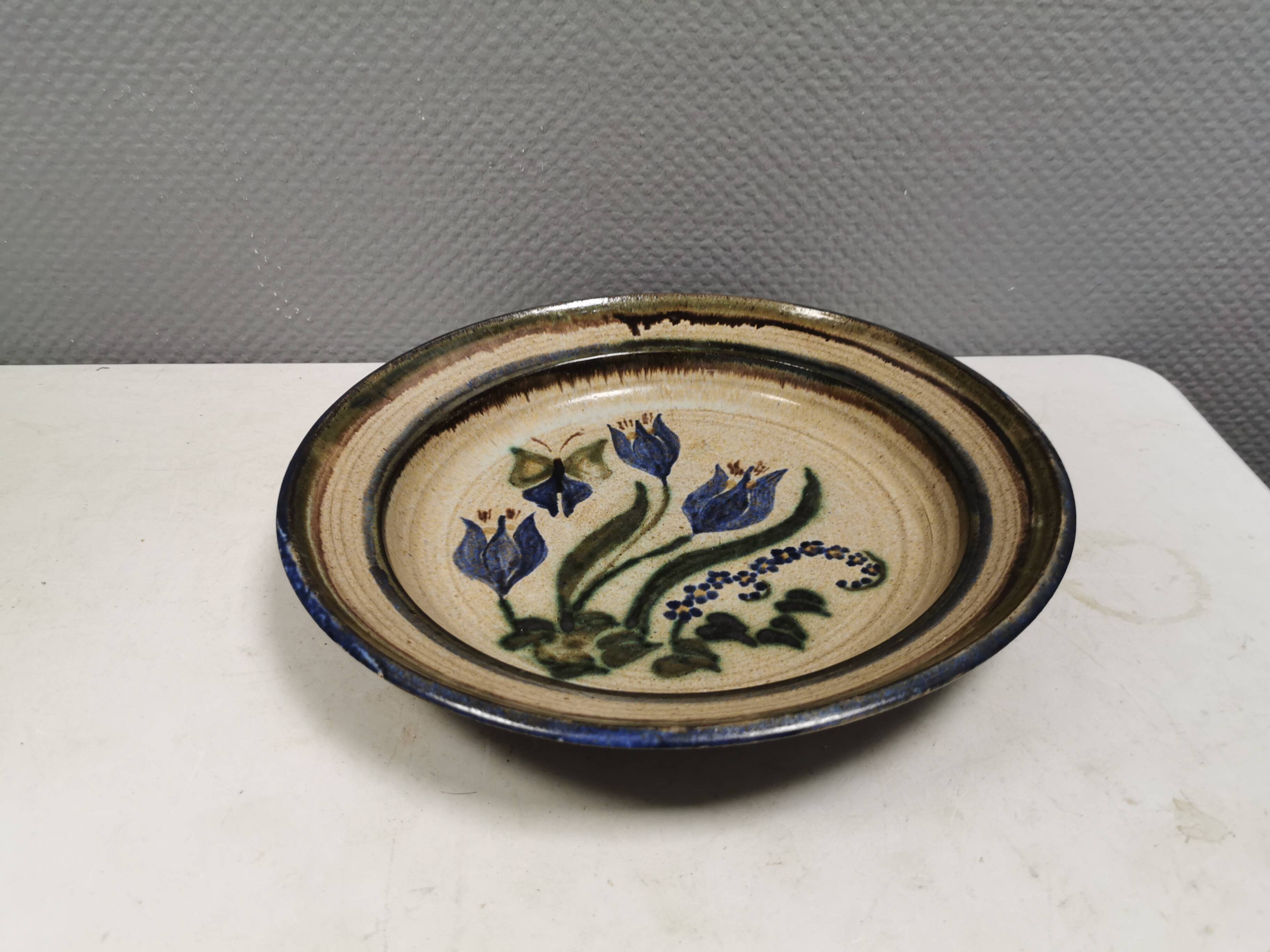 Large ceramic dish by Helge Jacobsen (HJ), Denmark, 1970s.