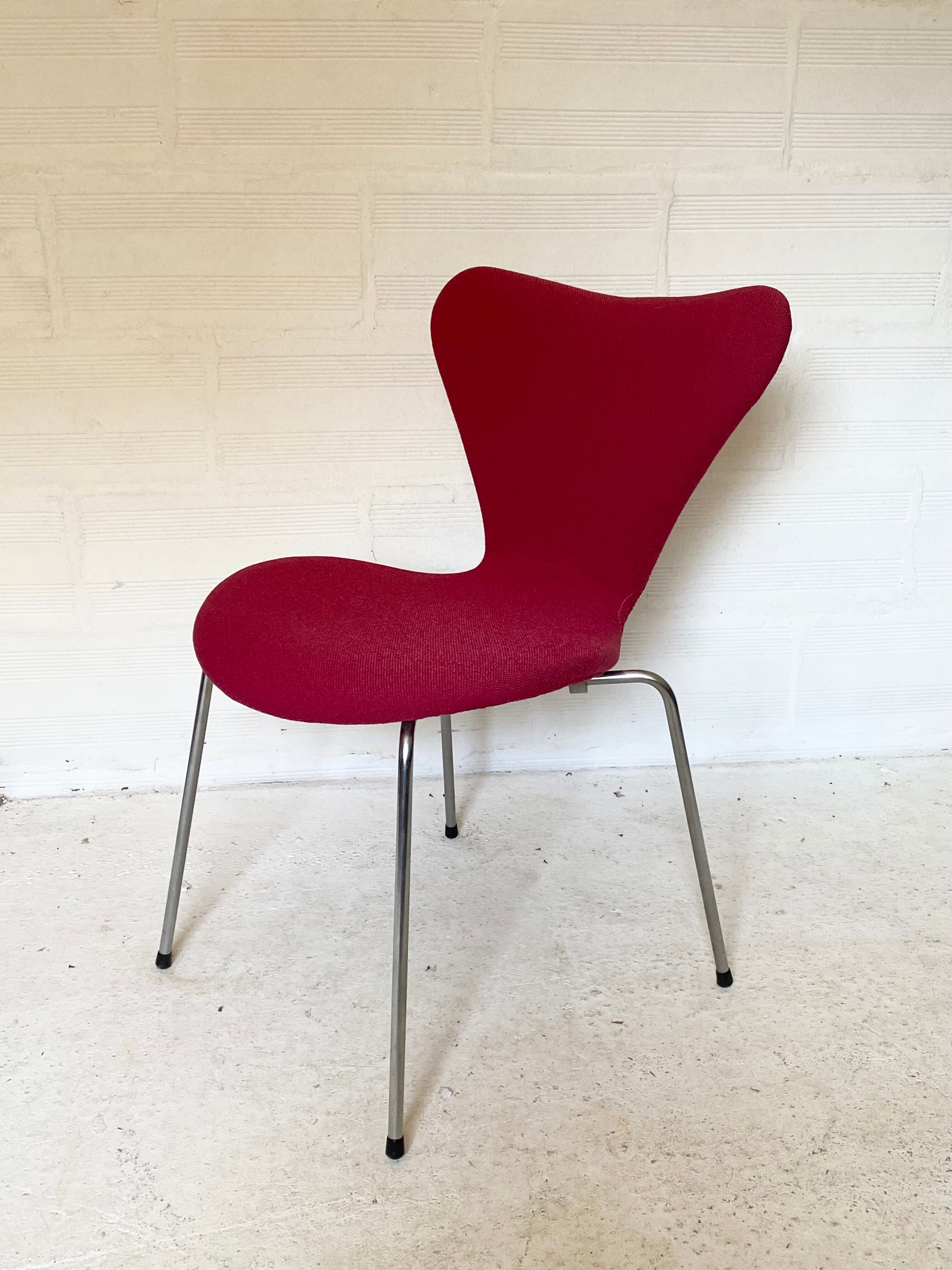 Pink chair 3107 by Arne Jacobsen