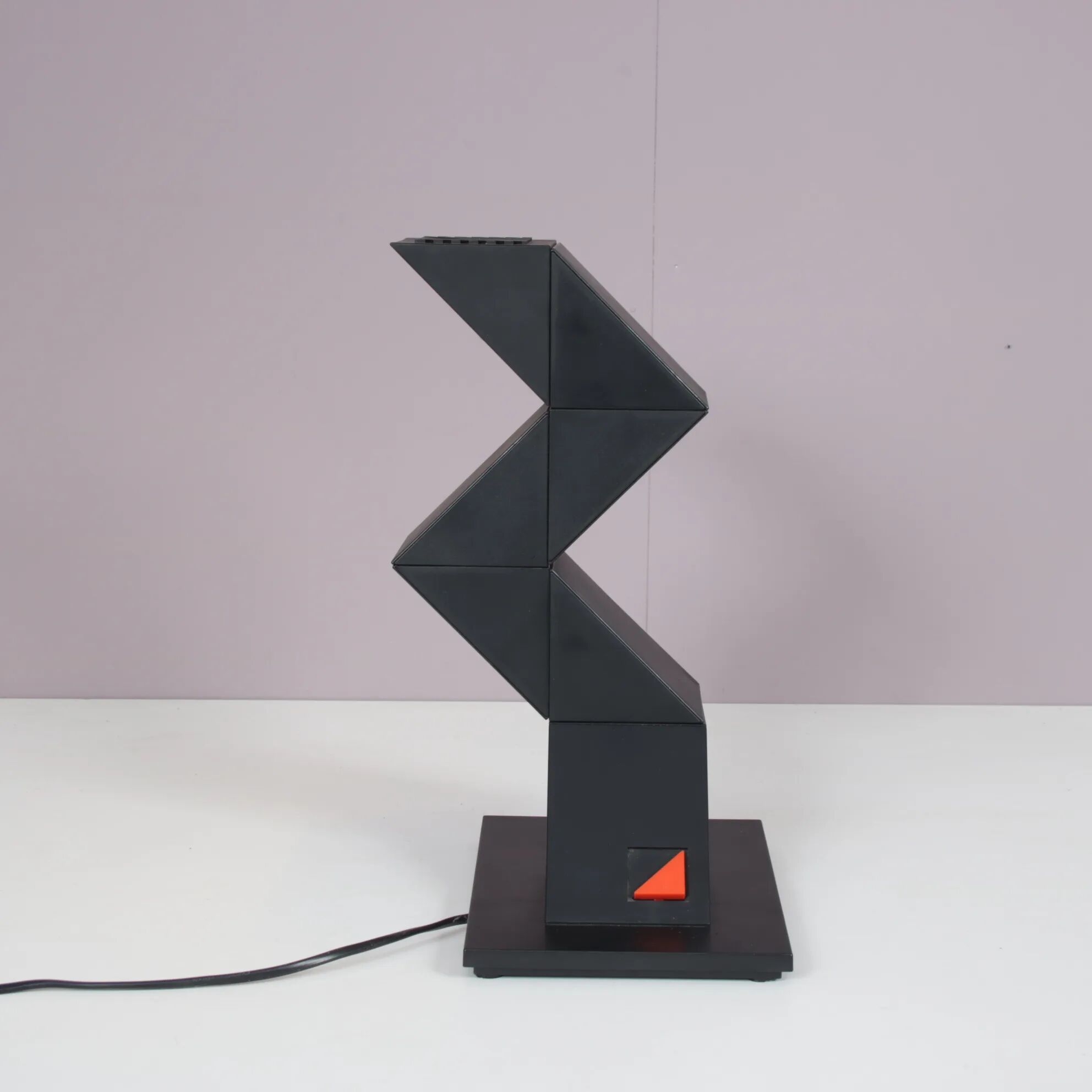 Lampe de bureau « Zig Zag » des années 1980, conçue par Shui L. D. Chan pour New Horizons, Hong Kong.