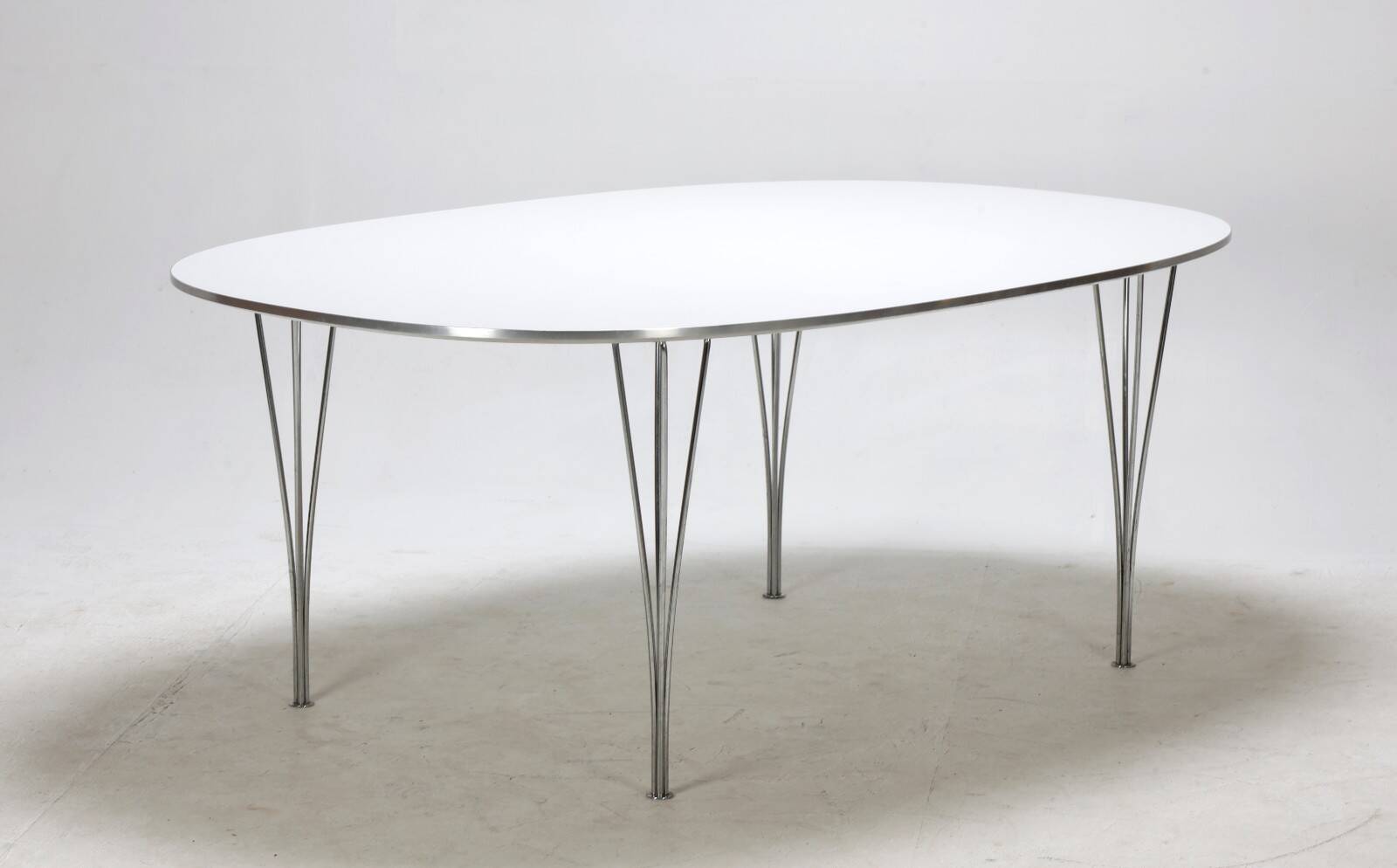 Table Superellipse par Arne Jacobsen, Hein, Mathsson pour Fritz Hansen, Danemark années 70-80