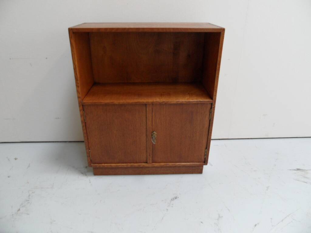 Bibliothèque vintage en chêne ouverte avec 2 portes.