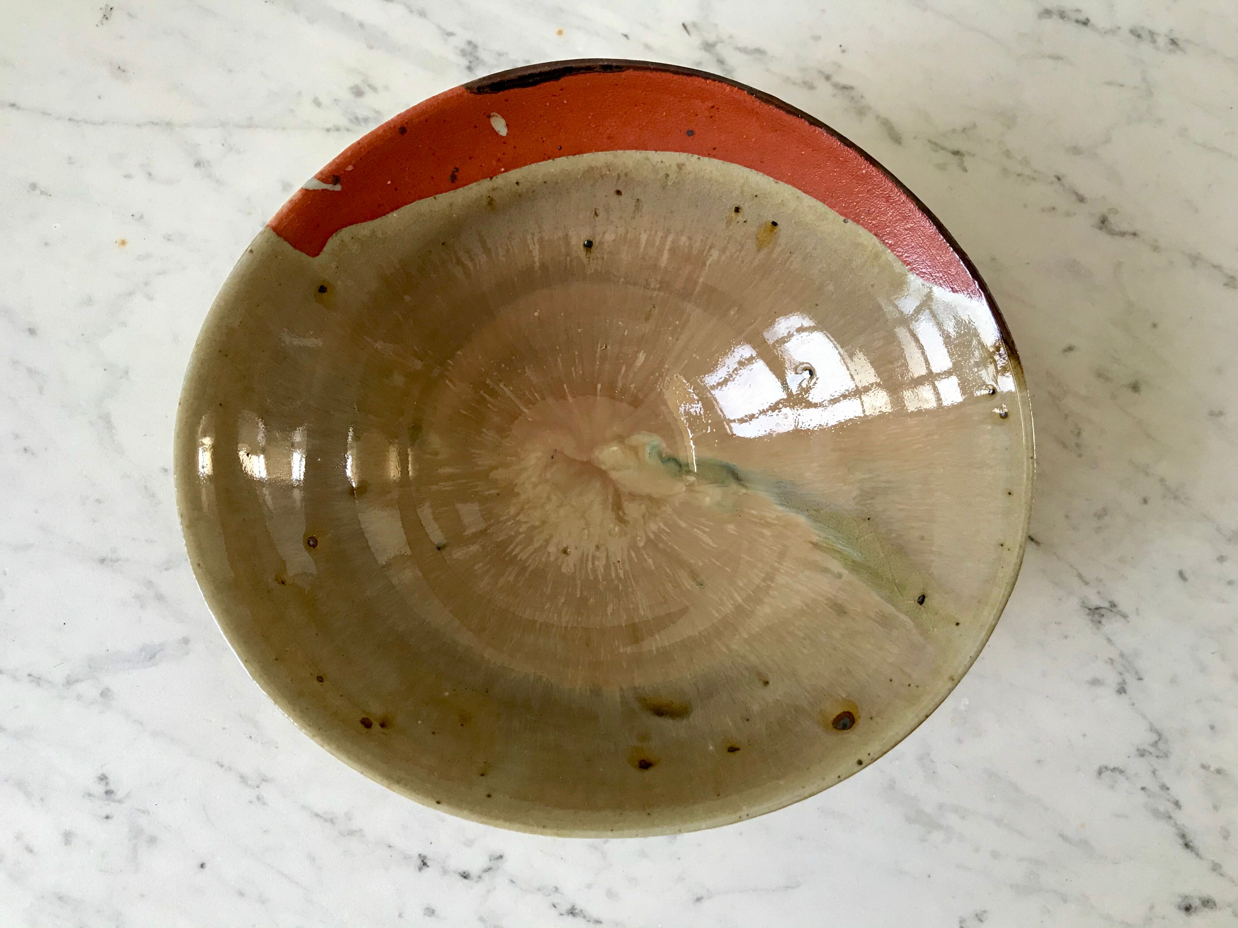 bol / coupe en céramique design émaillée asymétrique orange et beige années 60-70