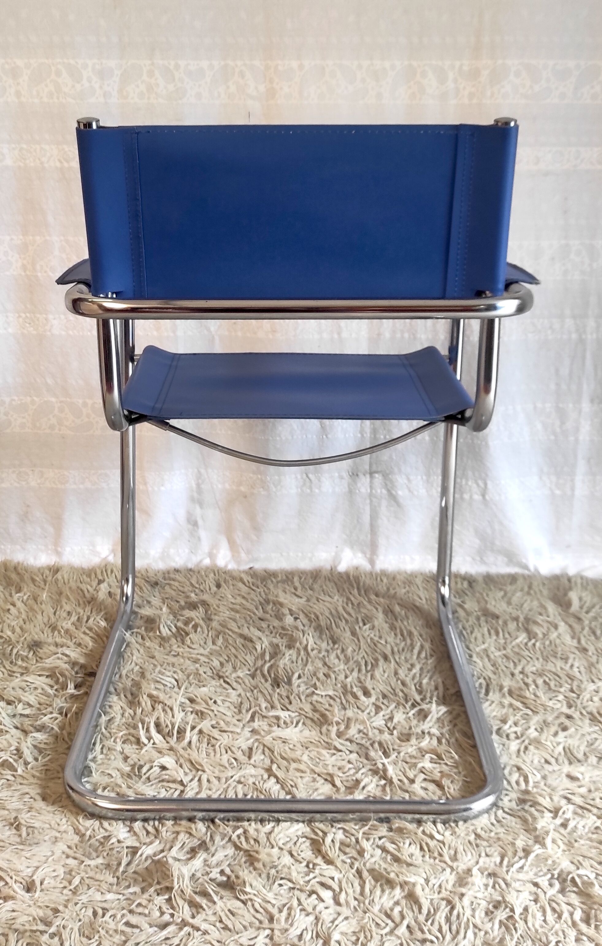 Bauhaus design "cantilever" armchair in blue leather – 80s