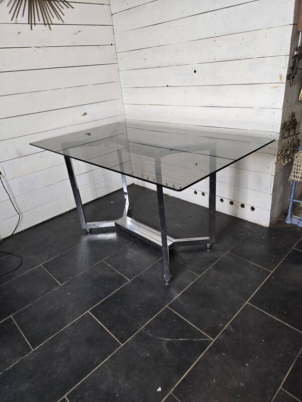 Table vintage en métal chromé dessus verre fumé