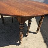 Round folding table