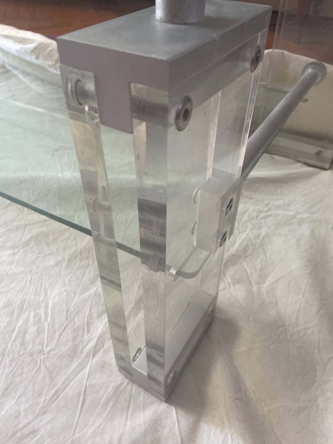 Coffee table made of glass and plexiglass.