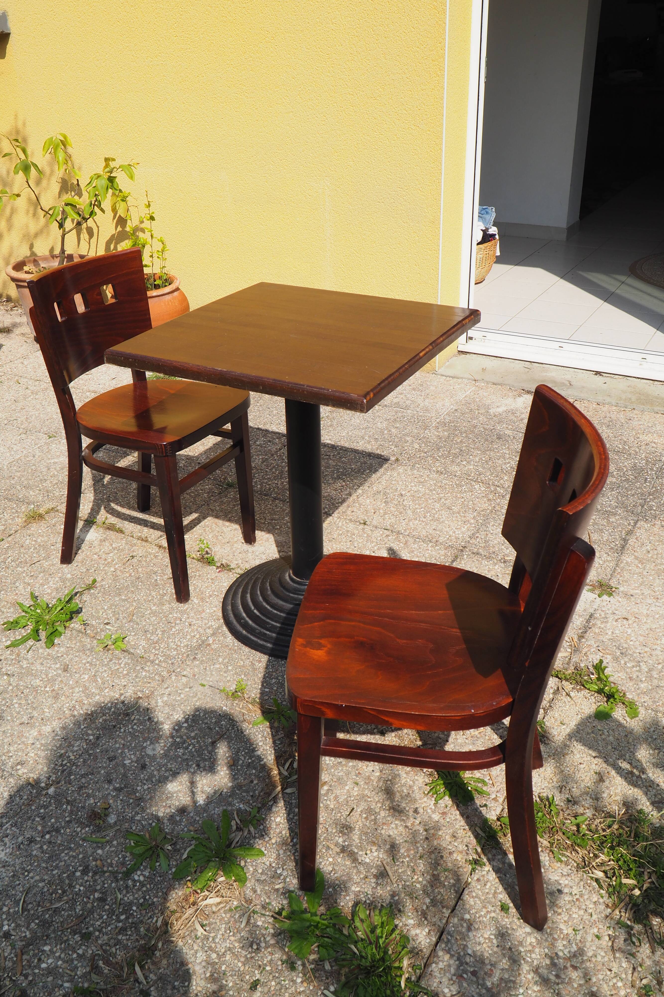 Bistro table and its two chairs