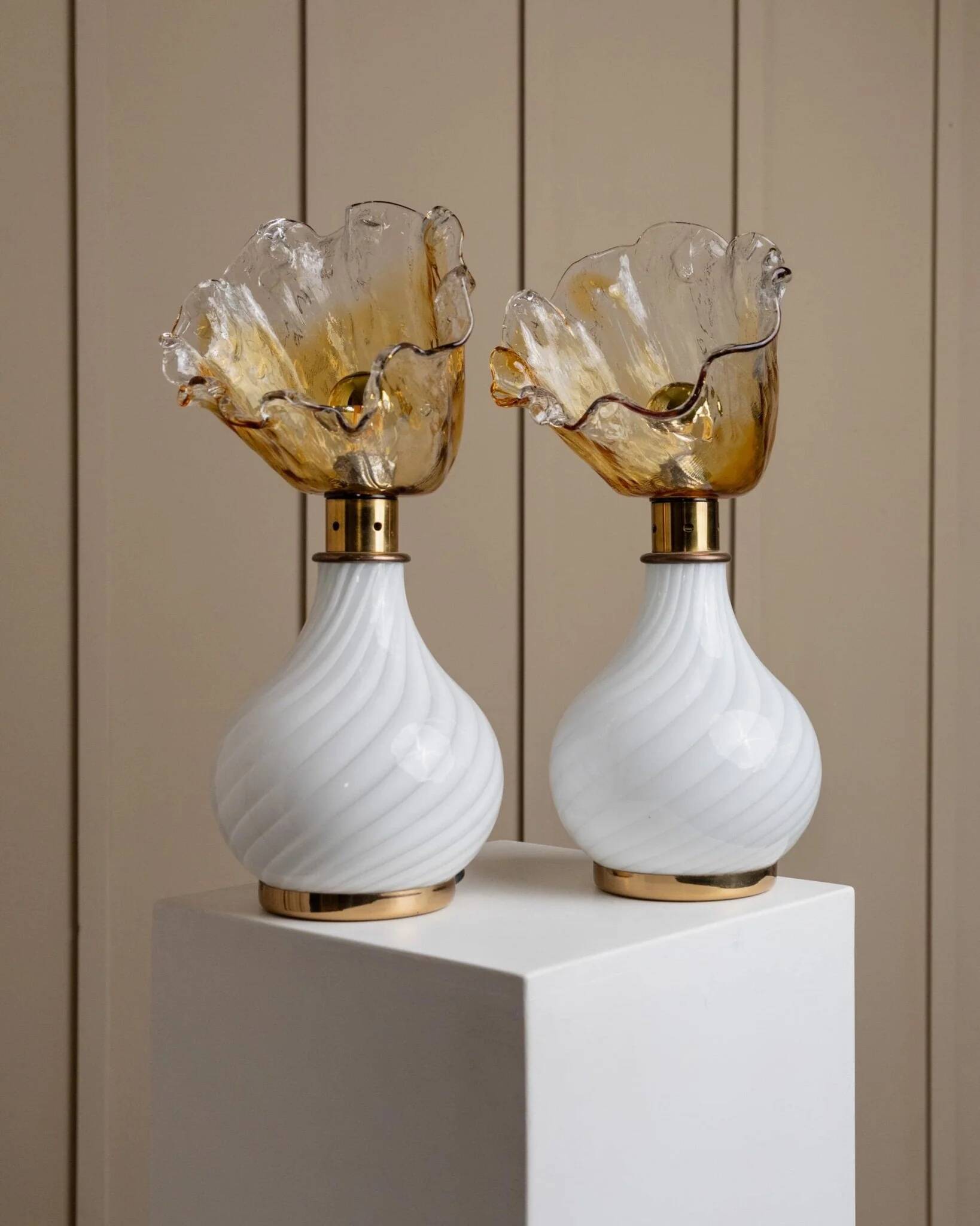 Orange Murano Glass Table Lamps Pair with Flower-Shaped Shades and Brass Details - 1970s Italy Bedside Lighting