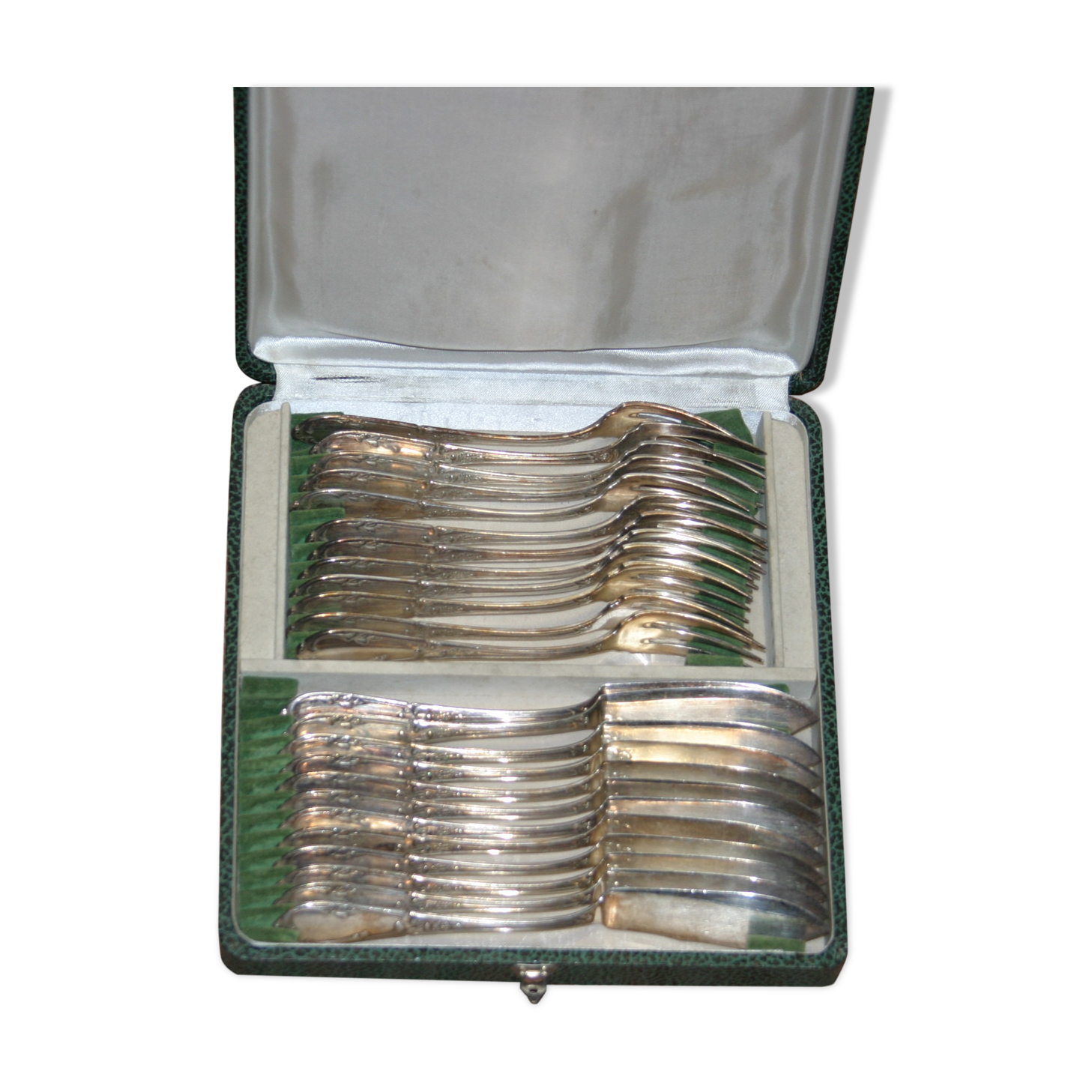 Set of 12 fish cutlery in silver metal