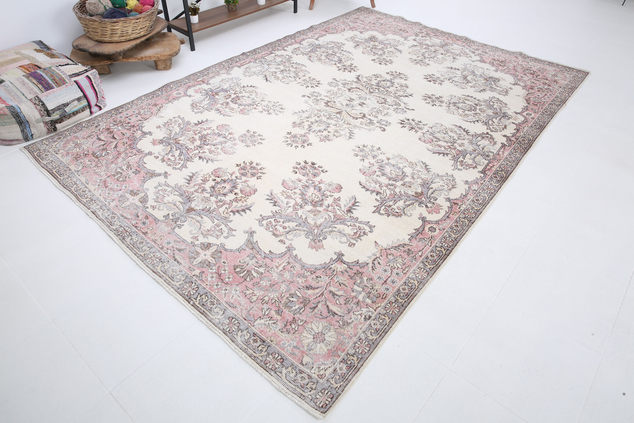 Farmhouse floral vintage carpet rug