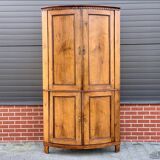 Armoire d’angle en chêne avec une façade incurvée d’un quart, Louis XVl