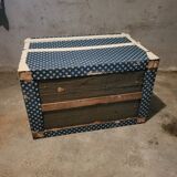 Trunk, old chest in wood and fabric
