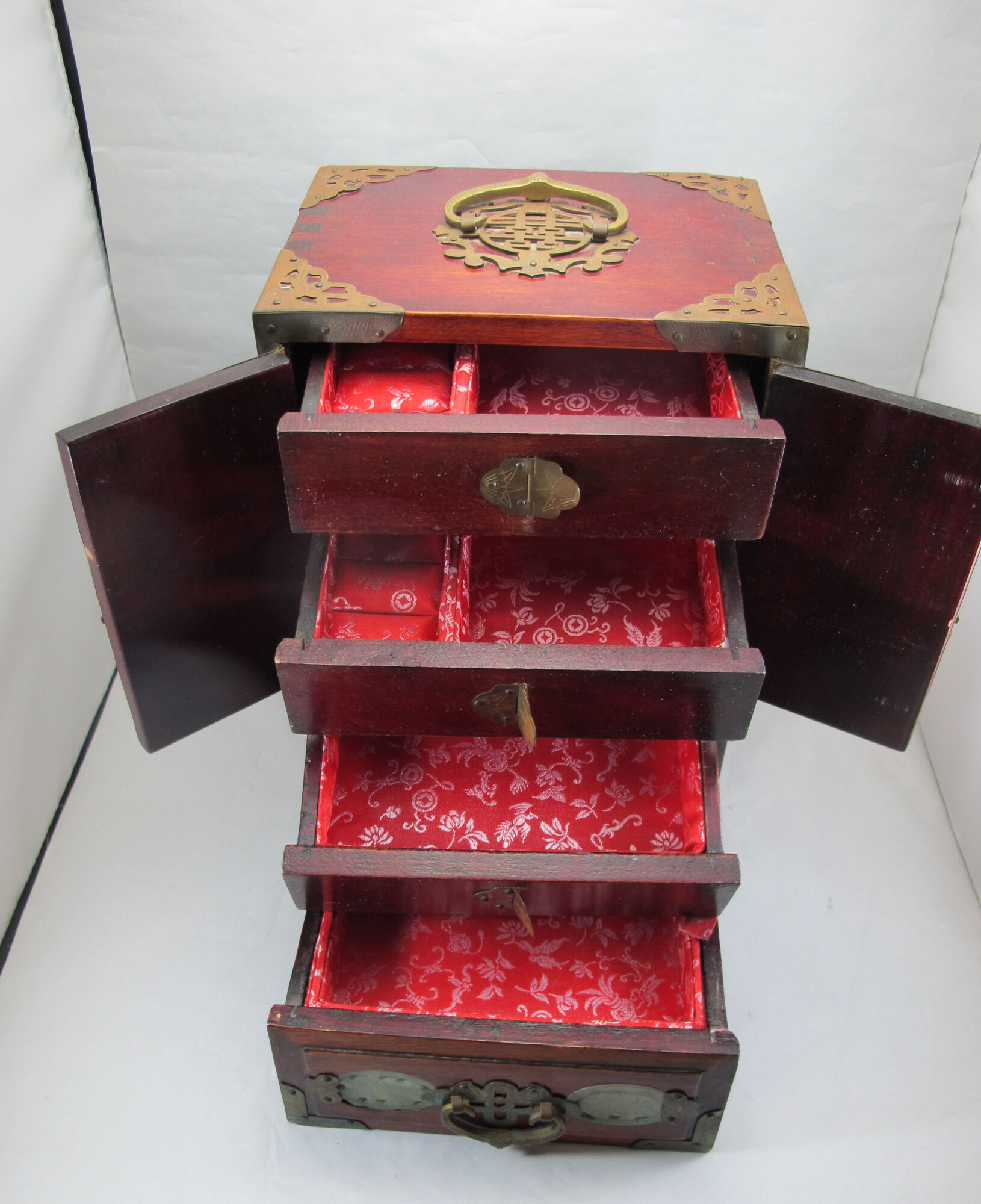large Wooden Chinese jewelry box decorated with jade plates n°2