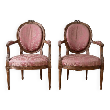 Pair of Louis XVI medallion armchairs in wood and pink fabric.