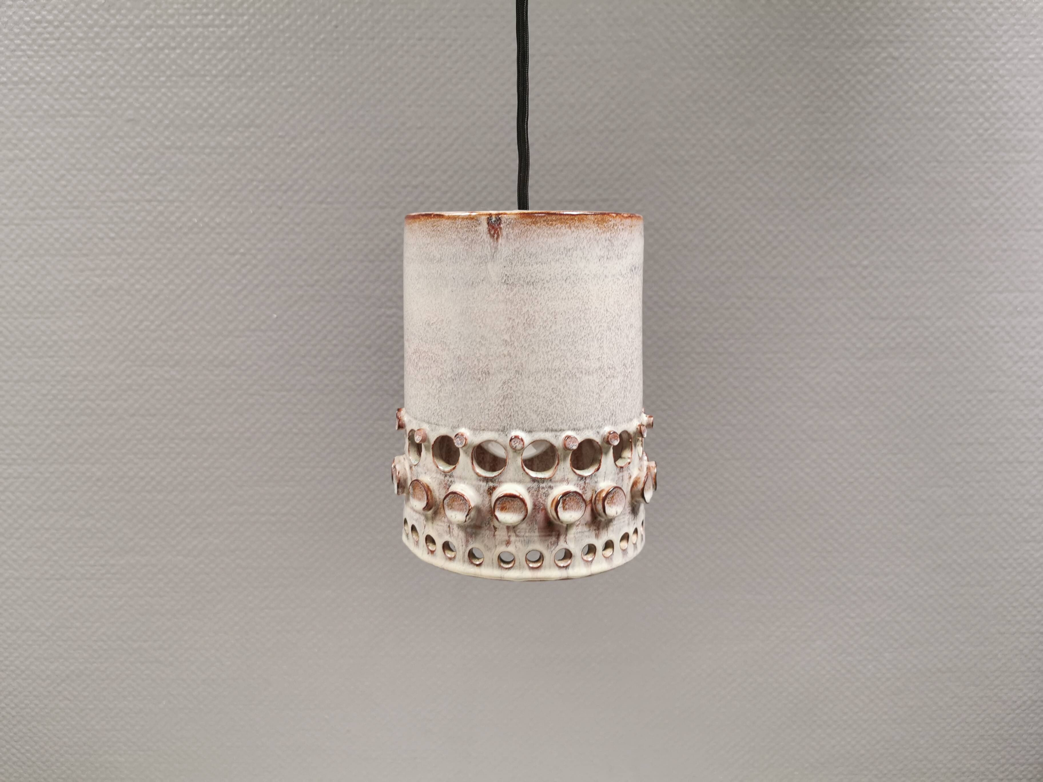 Beautiful, cylinder-shaped hanging lamp in ceramic.