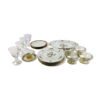 Service de table depareille - verrerie et porcelaine - 4 couverts -19 pièces