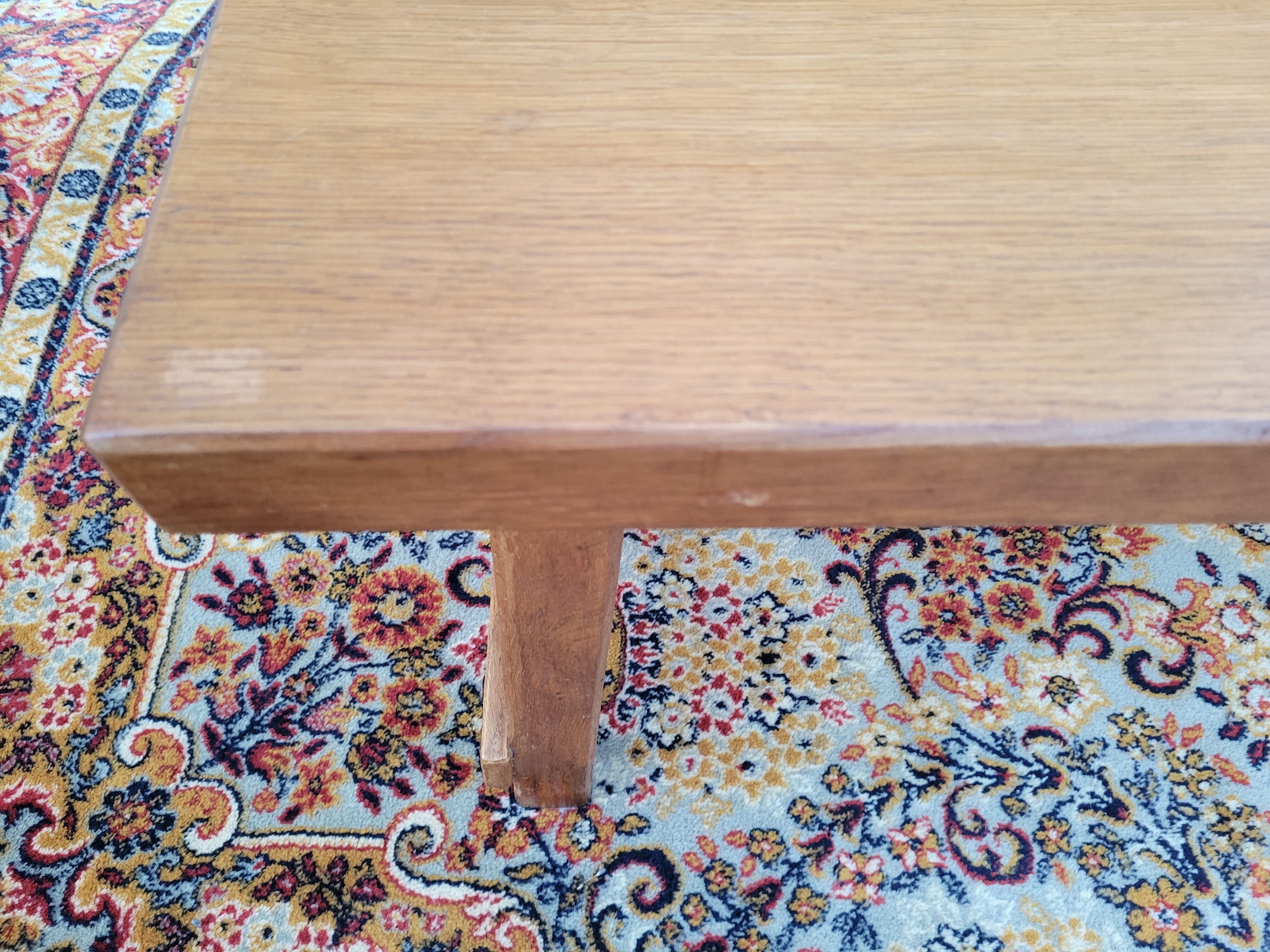Table basse brutaliste en chêne clair