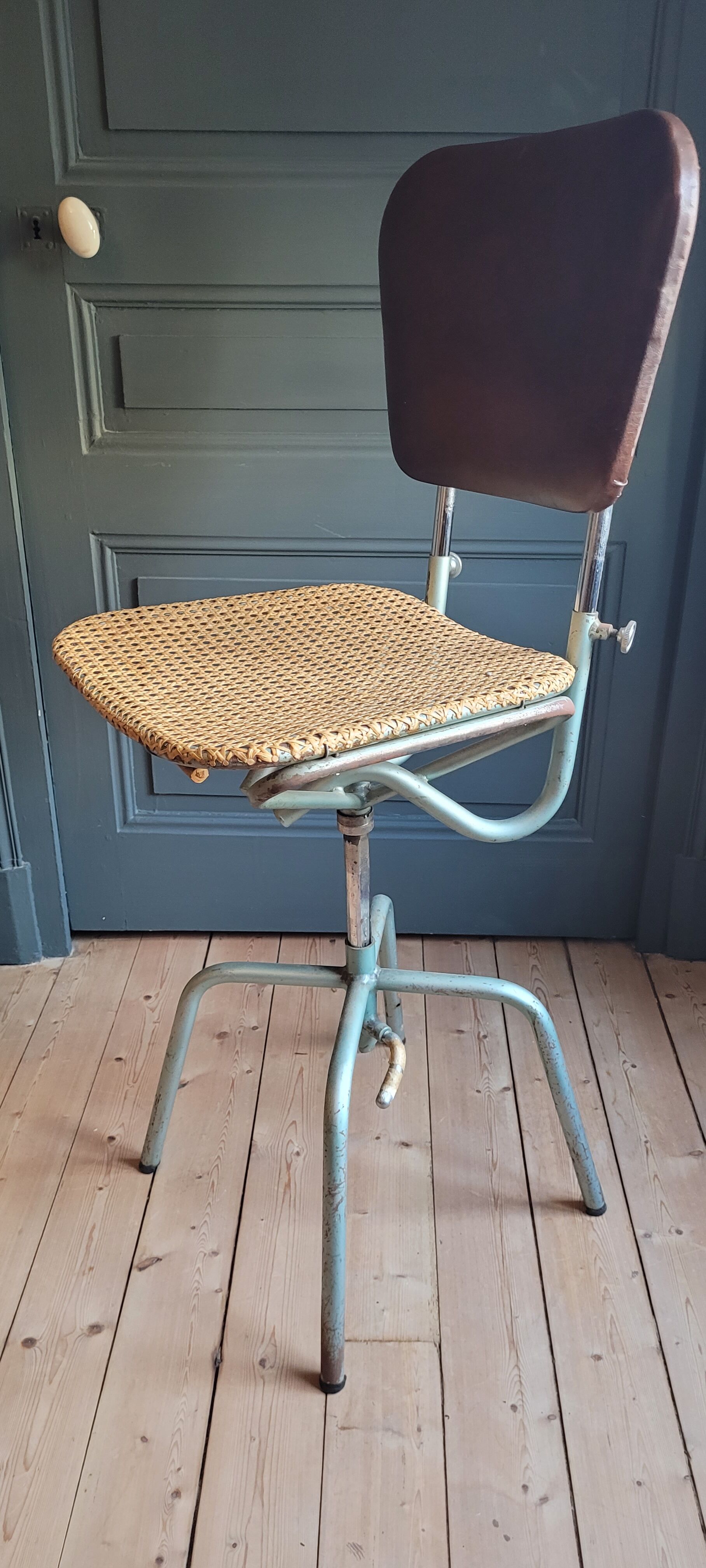 Swivel architect's chair