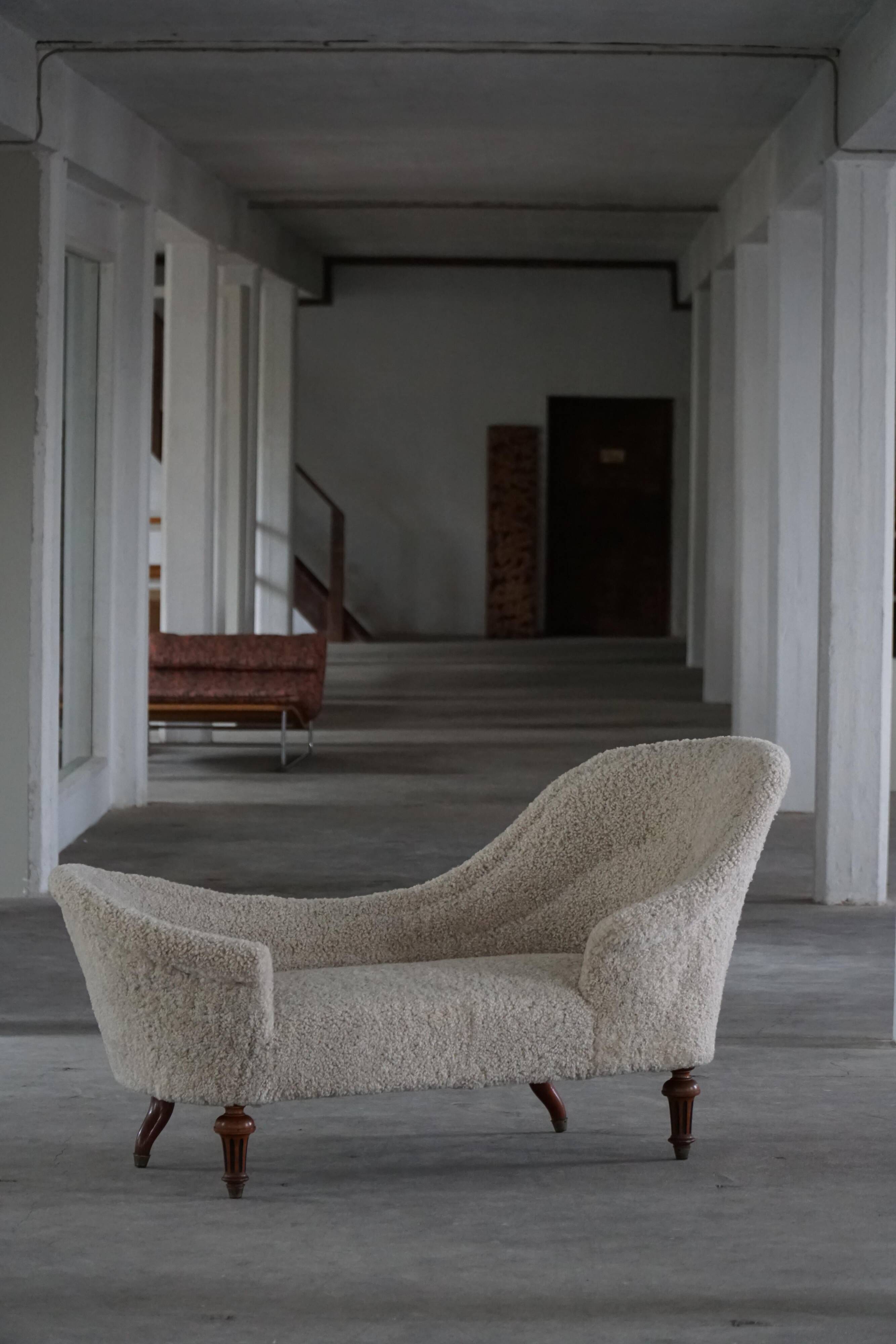 Antique Danish sculptural chaise longue from the 19th century, reupholstered in lambswool.