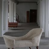 Antique Danish sculptural chaise longue from the 19th century, reupholstered in lambswool.