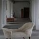 Chaise longue sculpturale danoise antique du XIXe siècle, réupholstérée en laine d'agneau