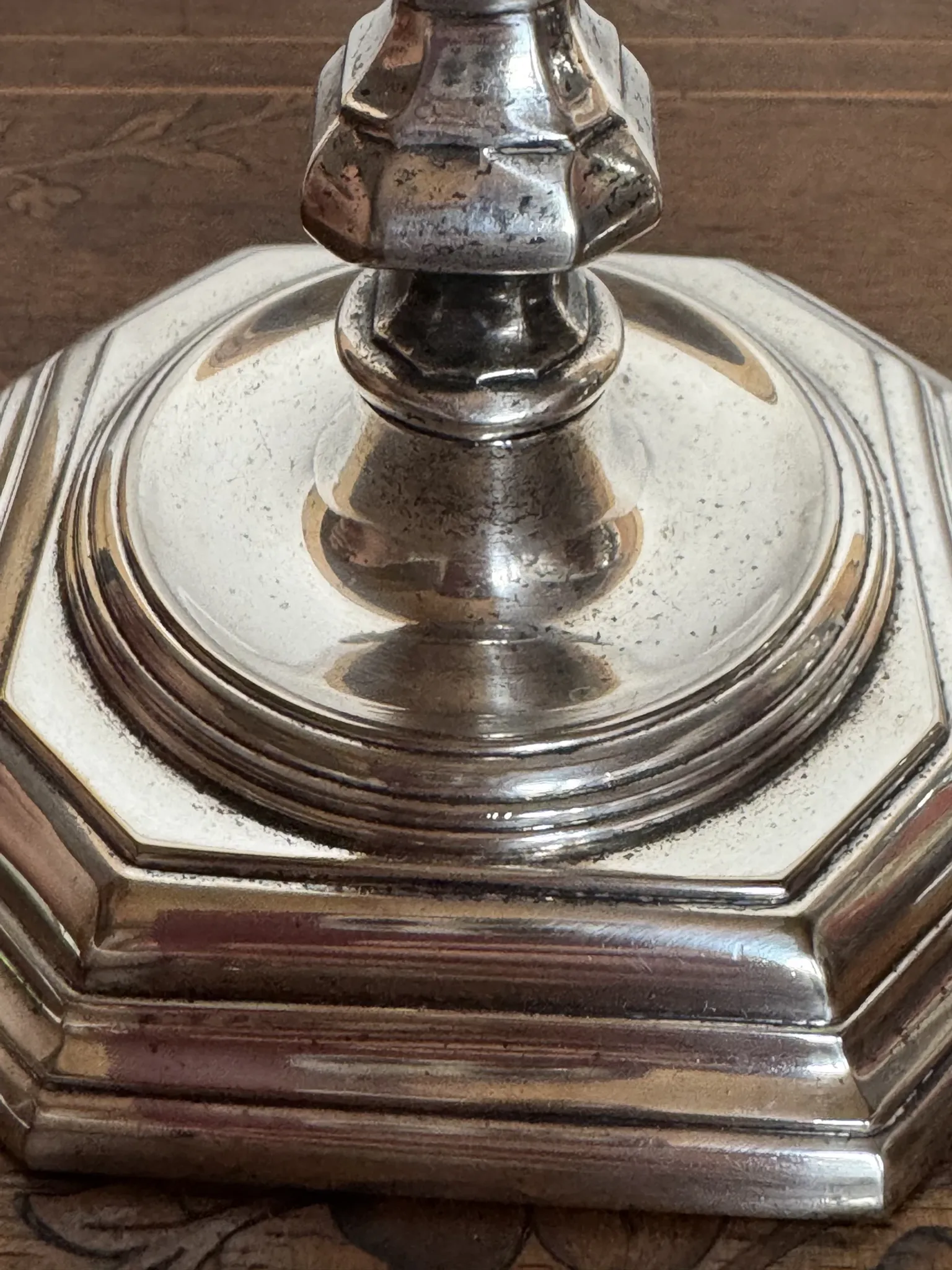 Paire de bougeoirs de style Louis XV