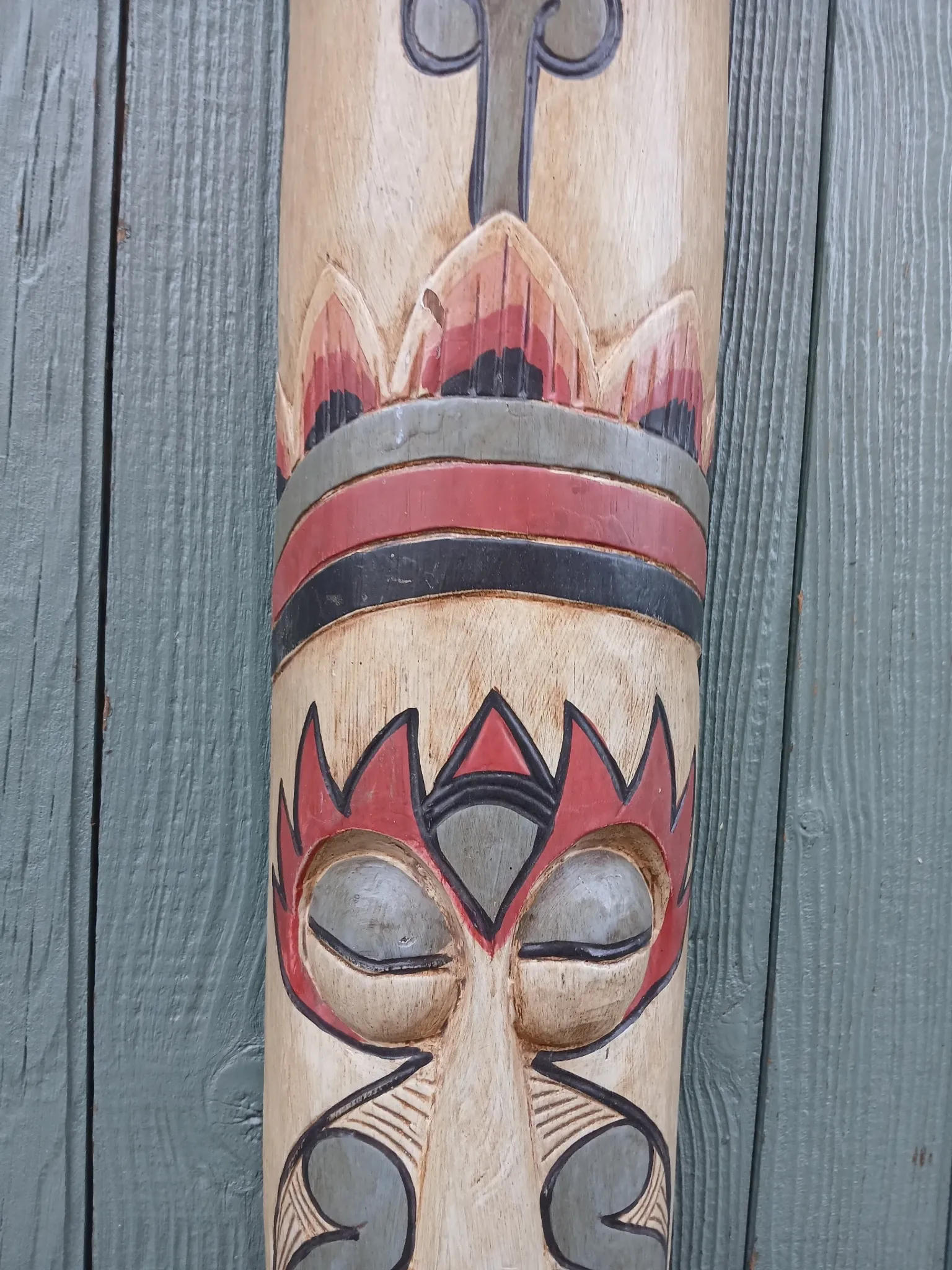 Masque totem en bois sculpté
