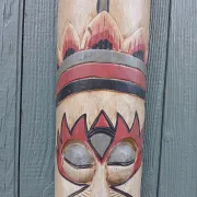 Masque totem en bois sculpté