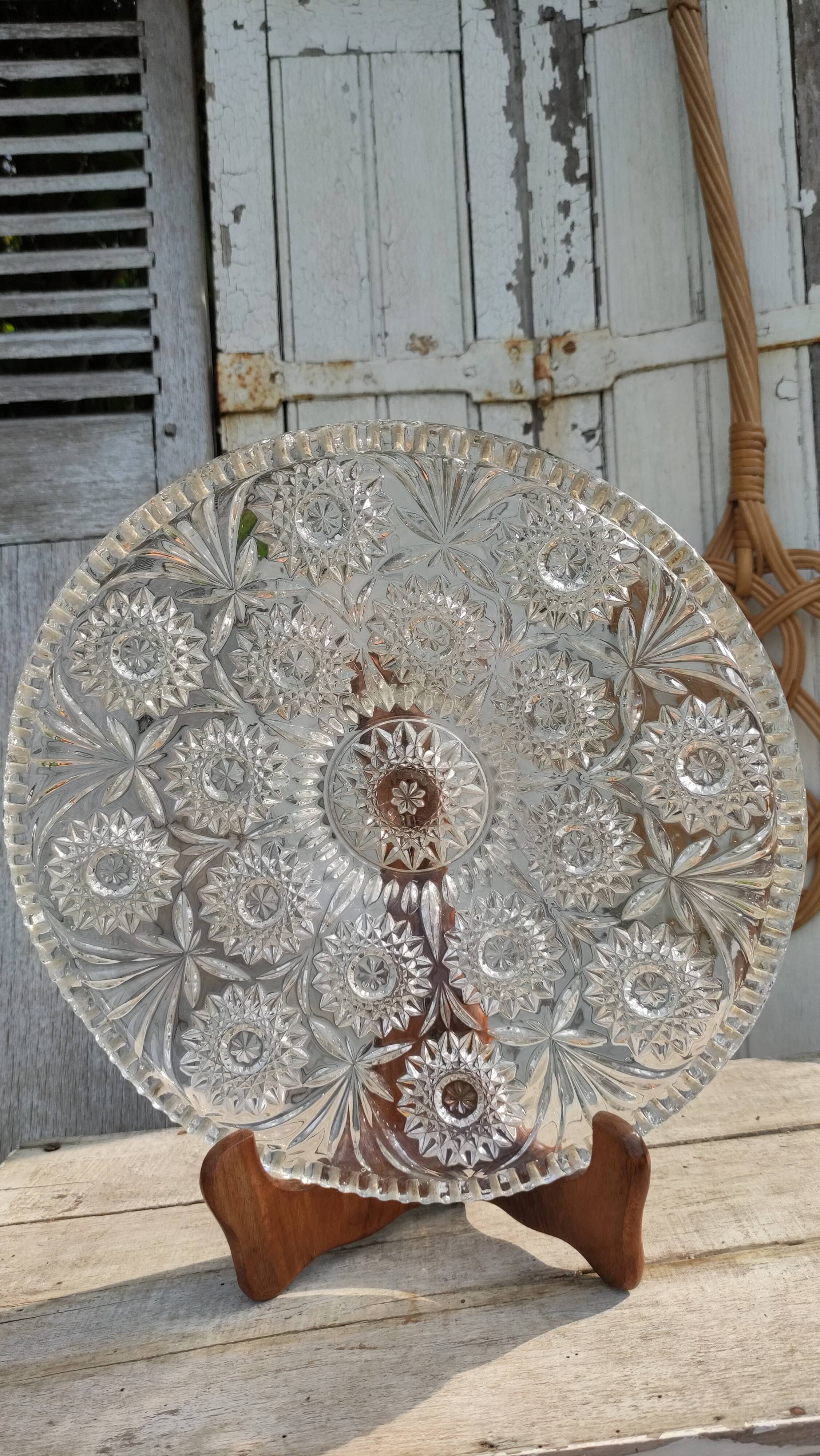 Presentation dish in cut crystal