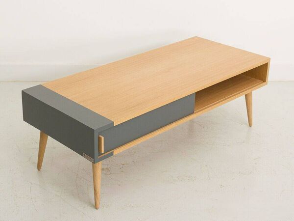 Table basse avec un caisson en chêne équipé de 2 portes coulissantes, pieds en chêne massif