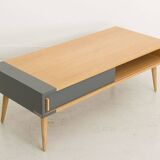 Table basse avec un caisson en chêne équipé de 2 portes coulissantes, pieds en chêne massif
