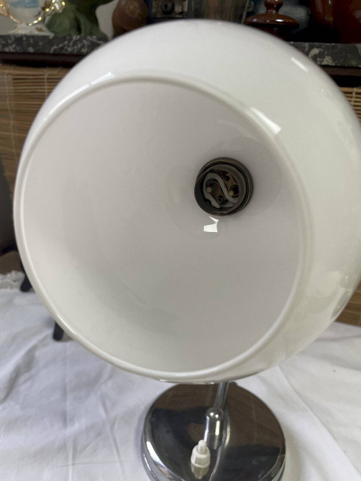 Lampe globe vintage métal chromé et opaline, à poser ou à fixer au mur