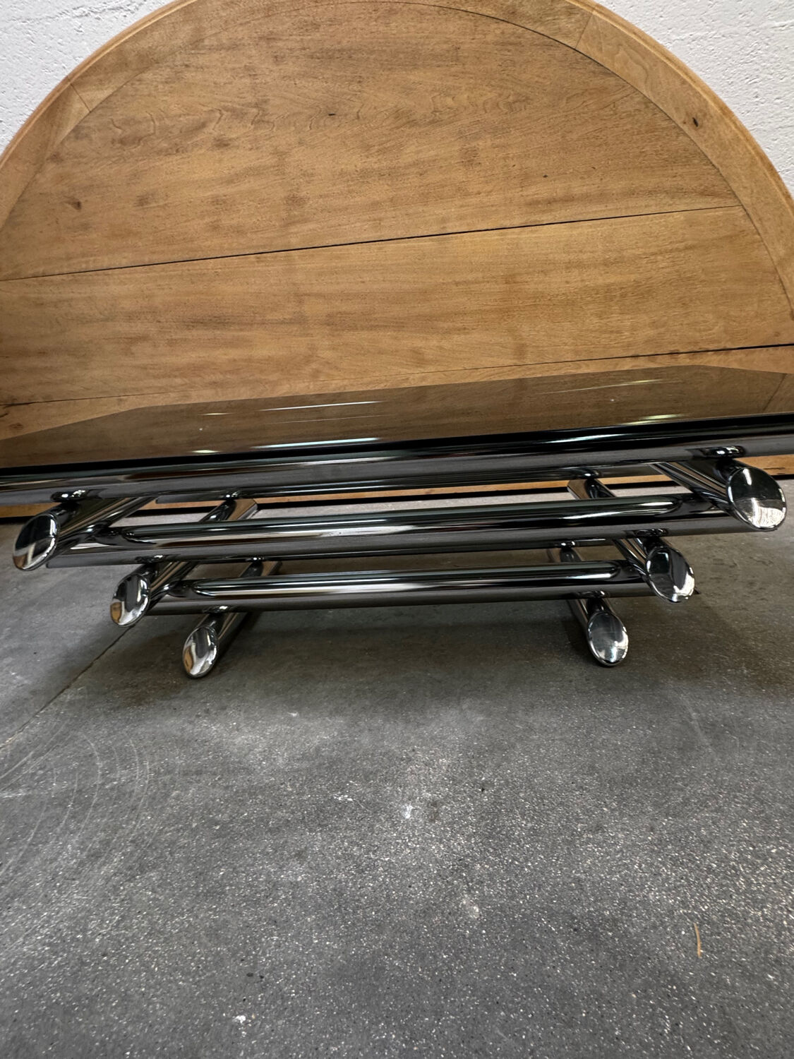 Table basse en verre fumé tubes métal chromé dans le goût Willy Rizzo