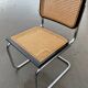 Chaise design Cesca modèle b32 en noir et chrome
